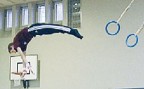 À l'article: Anneaux – Sortie: Salto arrière tendu