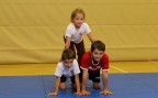 À l'article: Acrobatie avec partenaire: Construction de pyramides I