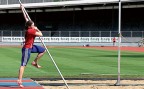 Zum Artikel: Leichtathlethik – Stab: Grobform des Stabspringens in den Sand