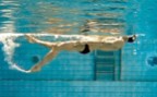 Zum Artikel: Schwimmen – Rücken: Übers Kreuz