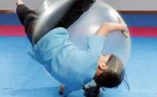 À l'article: Jeux de lutte: Apprendre à tomber