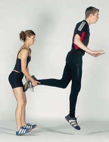 Krafttraining zu zweit – Beine: Einbeinsprünge Krafttraining zu zweit – Beine: Einbeinsprünge
