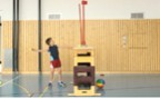 Zum Artikel: Leichtathletik – Tests: 2.2 Kasten überwerfen – Niveau 2 (U8/U10)