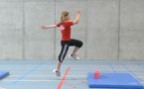 Zum Artikel: Leichtathletik – Tests: 4.2 Steigspringen über Hindernisse – Niveau 4 (U12/U14)