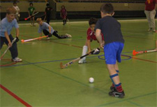 Vai all'articolo: G+S-Kids – Hockey su prato: Lezione 5 – «Segnare delle reti/dribblare»