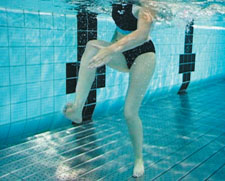 Zum Artikel: Wasserfitness – Kraft: Hand zu Fuss