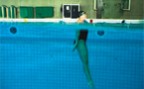Zum Artikel: Schwimmen – Delphin: Beinschlag stehend