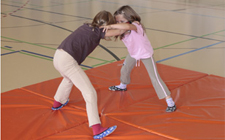 Vai all'articolo: G+S-Kids – Ginnastica agli attrezzi: Lezione 13 «Esercizi di forza con e agli attrezzi»