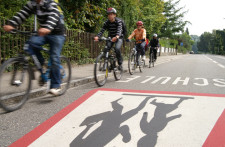 Velofahren: Mehr Fun durch besseres Können Jugendliche auf dem Fahrrad in einer Seitenstrasse.