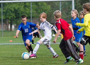 Football – Sport des enfants J+S - Au centre, il y a l'enfant Football – Sport des enfants J+S - Au centre, il y a l'enfant