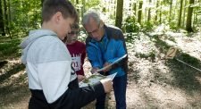 Foto: un monitore consulta una carta da C.O. insieme agli allievi