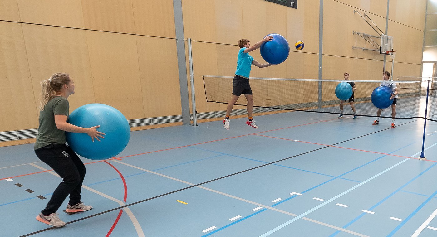 Quatre étudiants de la HEFSM jouent au Fat Ball, un jeu qu'ils ont inventé.
