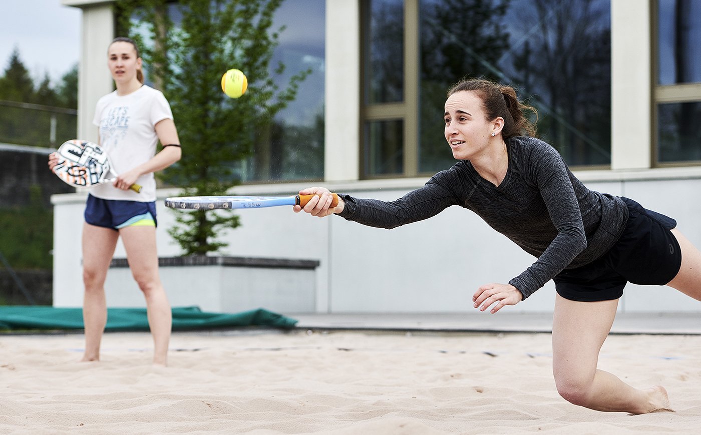 Deux jeunes jouent au beachtennis.