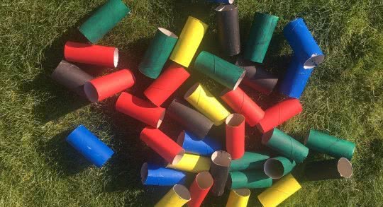 Des rouleaux de papier colorés.