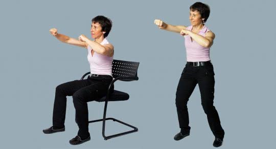 Frau beim Training zu Hause.