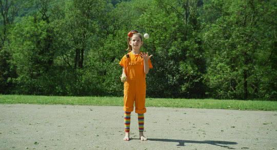 Mädchen beim Jonglieren.