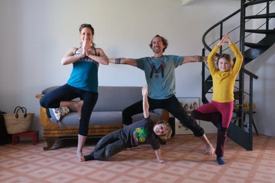 In un periodo come questo, in cui tendiamo tutti a essere più sendentari, lo yoga si presta molto bene per stiracchiarsi, allungarsi e nel contempo rafforzare tutto il corpo. Questa disciplina, inoltre, si pratica respirando consapevolmente ciò che aiuta a calmare la mente. Bastano poche posture e il corpo si sentirà più sciolto e la mente alleggerita.