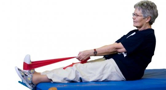 Seniorin beim Turnen