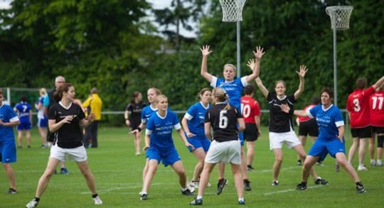 Zwei Frauenteams beim Korbball-Match.