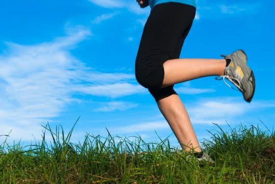 Le gambe di una donna che fa jogging