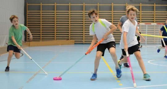Kinder beim Zweikampf in einem Donut-Hockey-Spiel.
