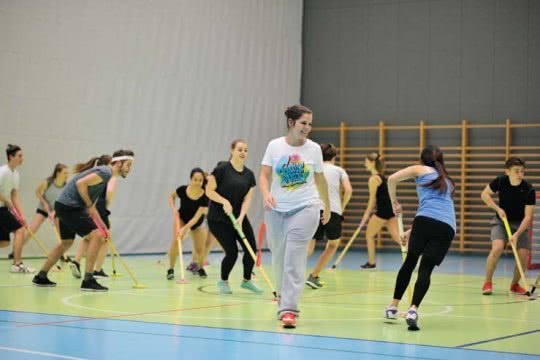 Junge Frauen und Männer beim Dribbling-Training.
