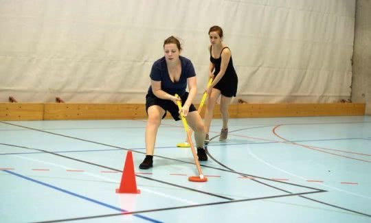 Zwei junge Frauen beim Dribbeln.