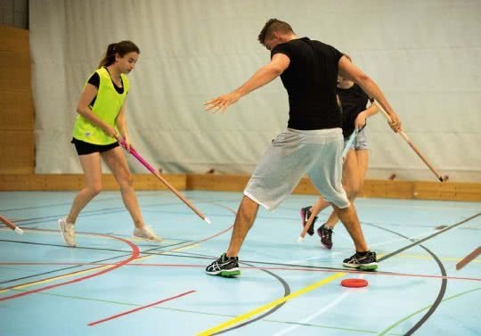 Schülerinnen und Schüler beim Spiel.
