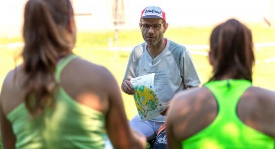 Un partecipante a una corsa d'orientamento tiene una cartina in mano