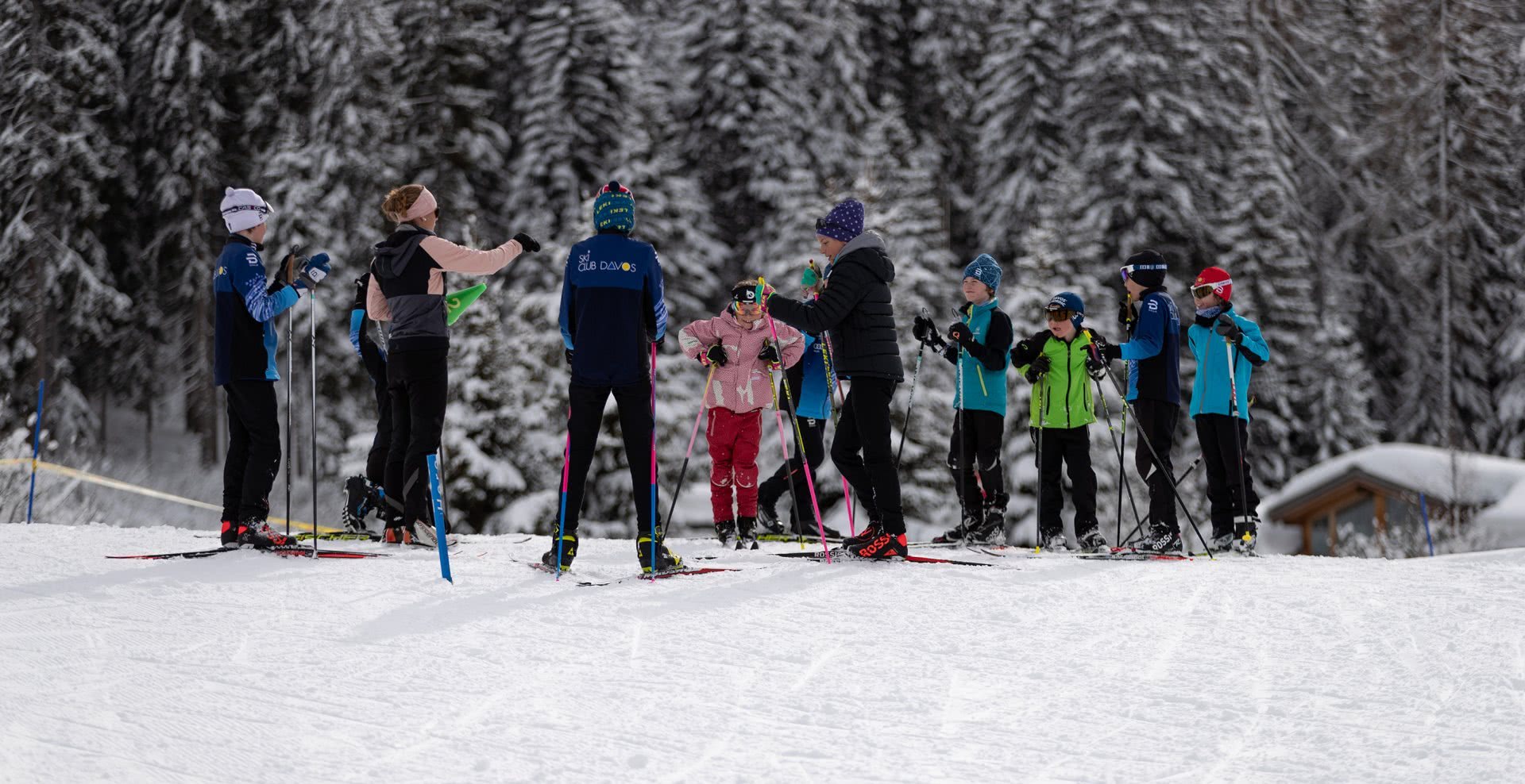 Foto: Trainingsgruppe beim Briefing im Training.