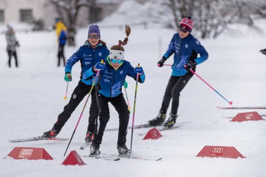 Adolescenti mentre si rincorrono sugli sci nordici nello Skills Park.