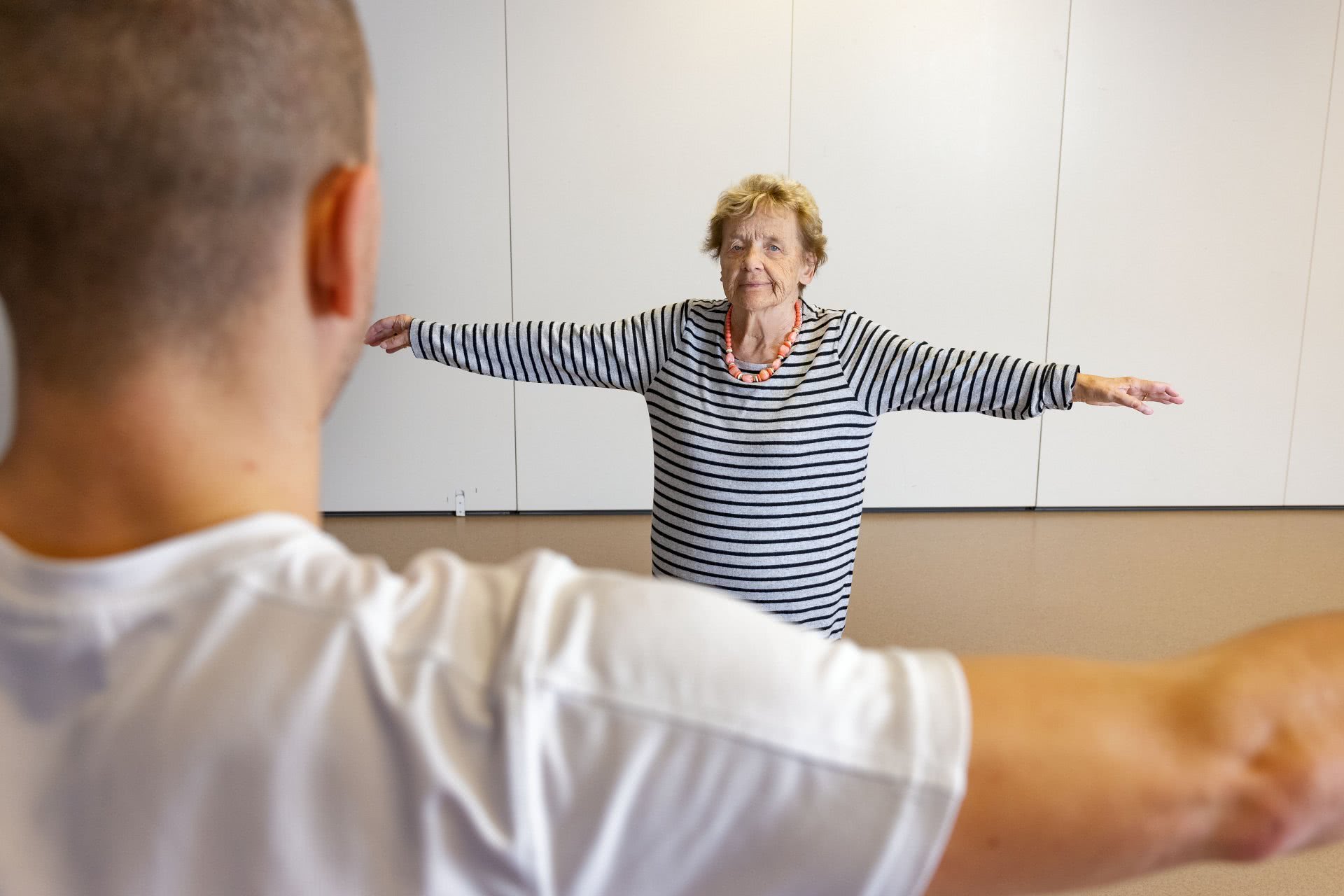 Eine Leiterperson zeigt eine Übung vor.