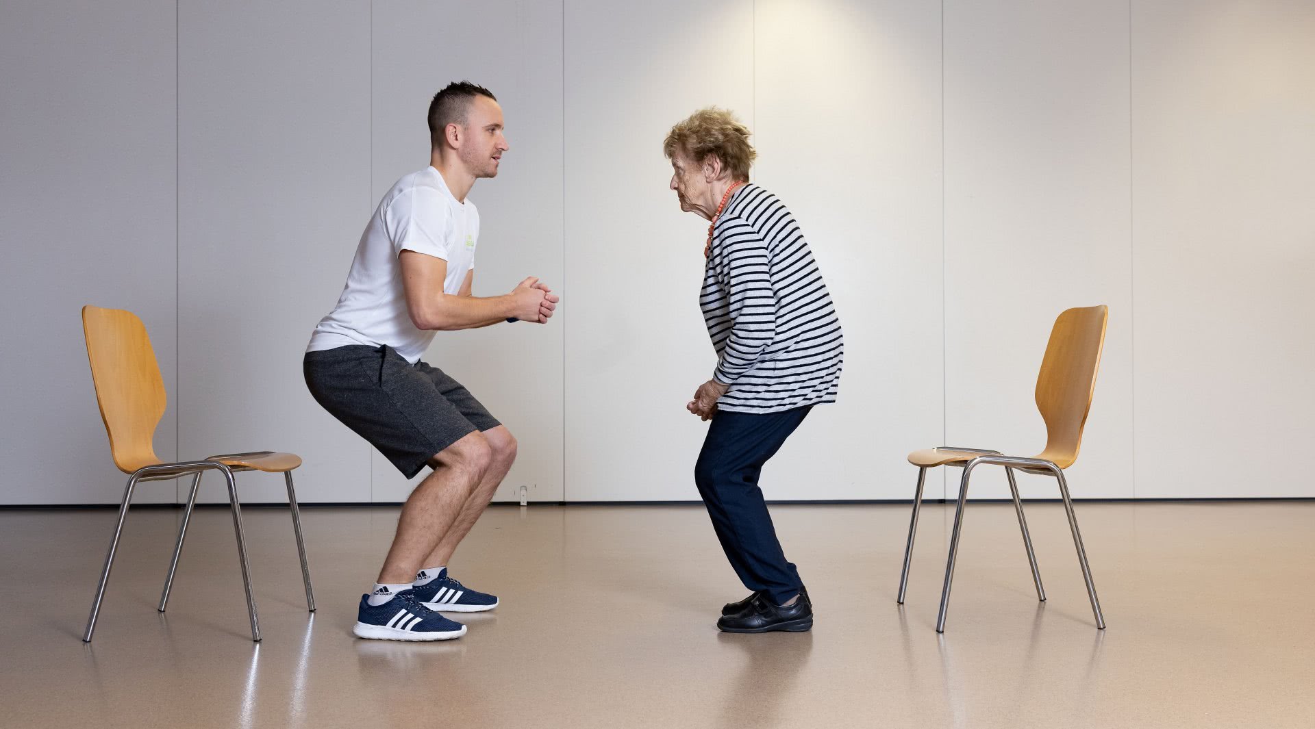 Un moniteur et une personne âgée effectuent un exercice en miroir.