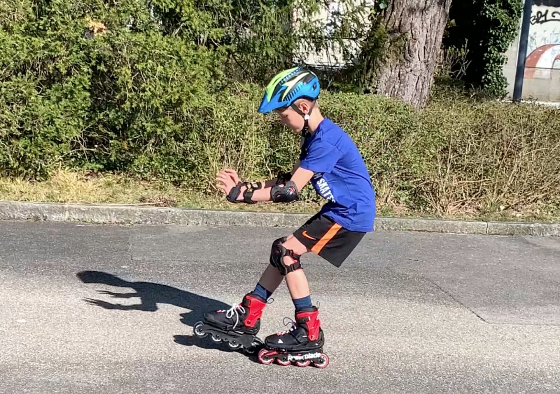 Kind beim Bremsen auf Inline-Skates.