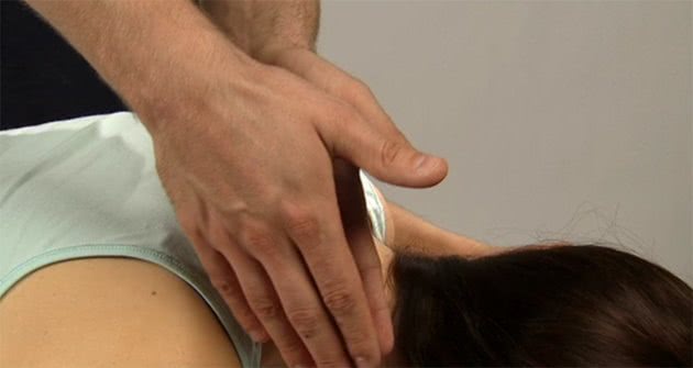 Hande bei Nackenmassage.