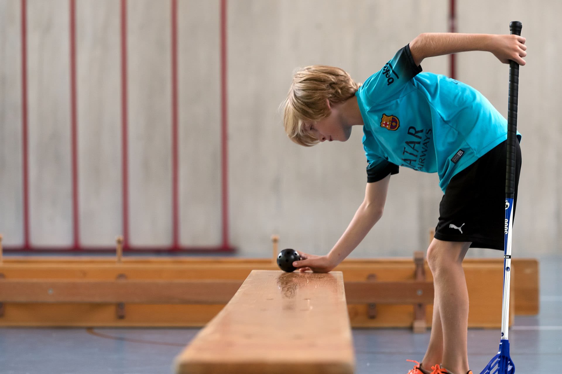 Un bambino gioca a minigolf in palestra