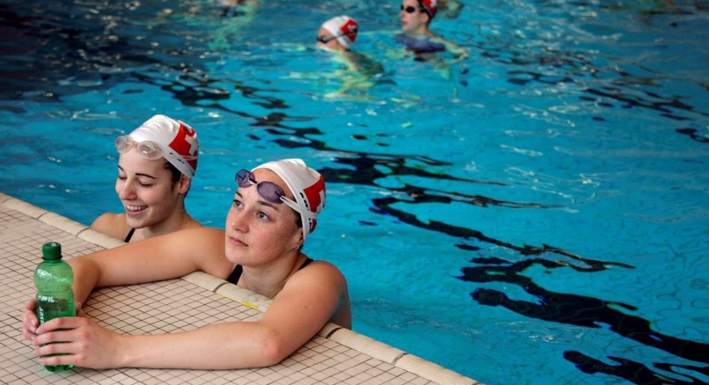 zwei Frauen am Bassinrand