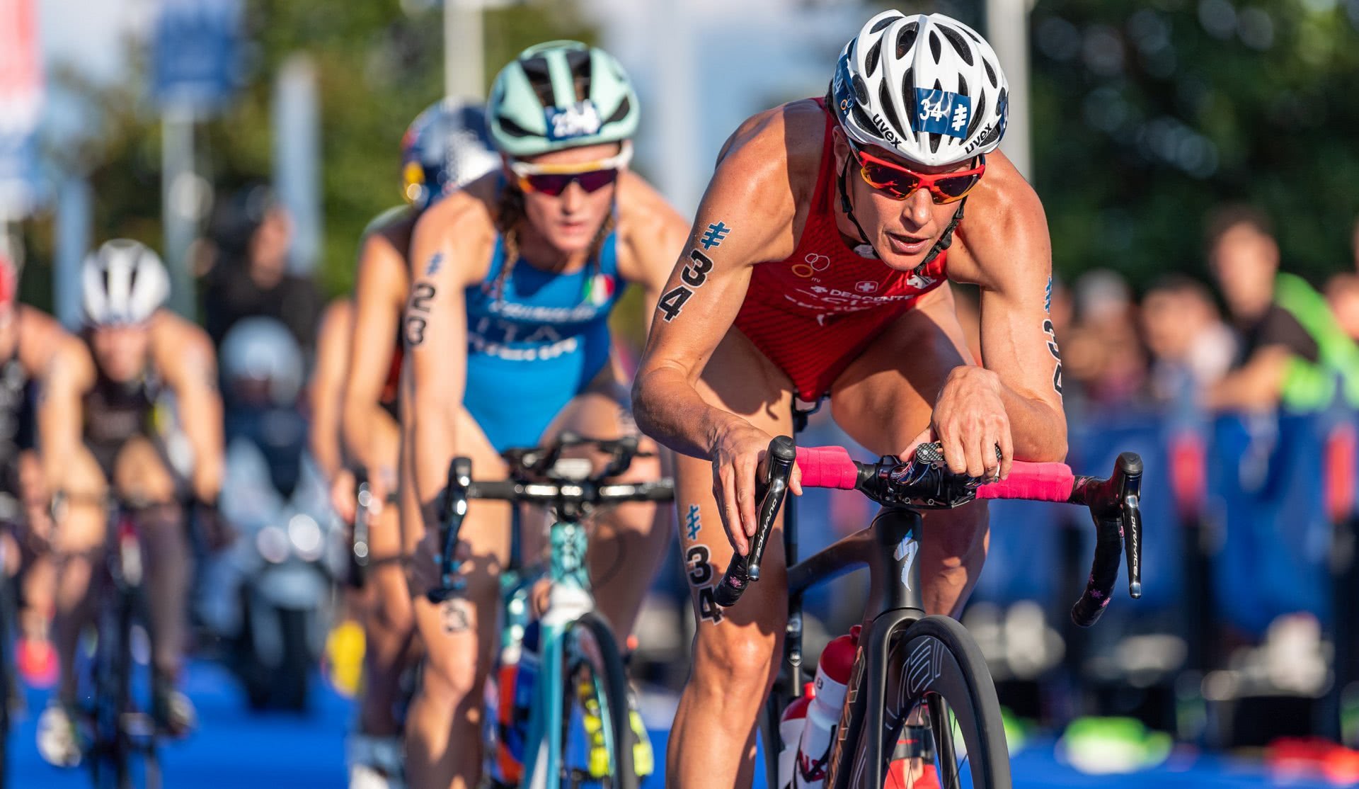 Eine Gruppe Triathleten auf dem Rad.