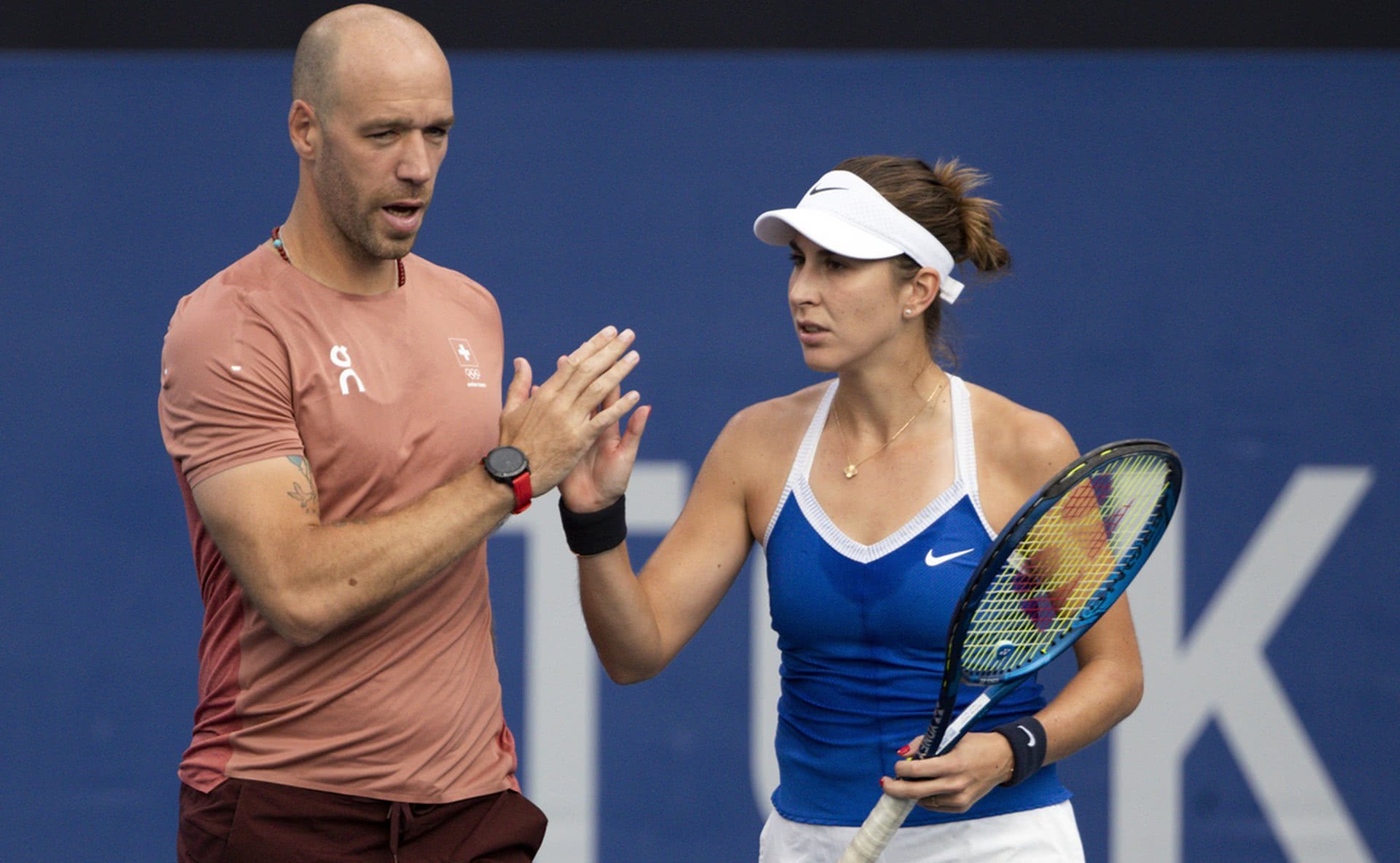 Belinda Bencic und ihr Fitness-Coach Martin Hromkovic anlässlich der Olympischen Sommerspiele in Tokio. Foto: ©Keystone-sda