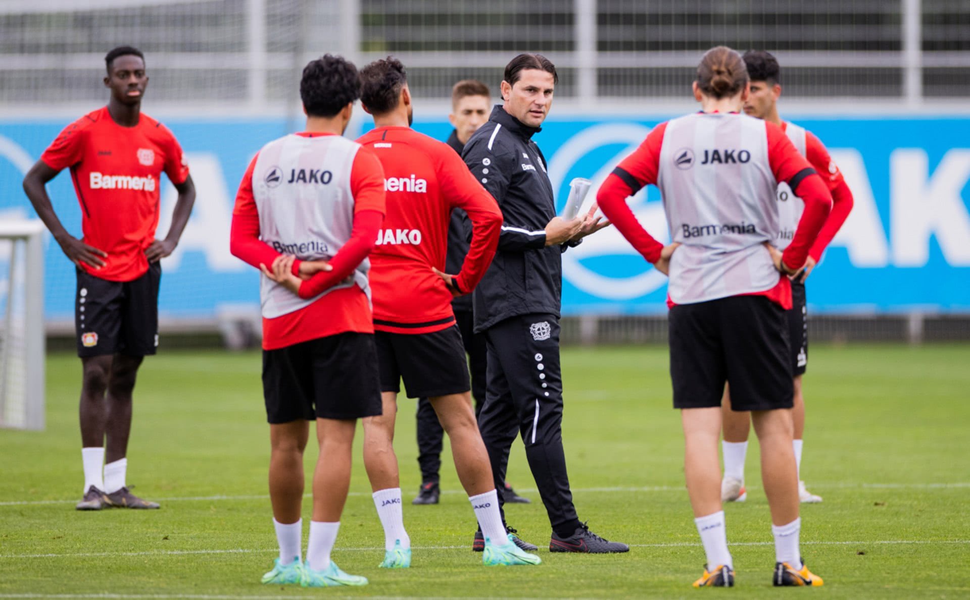 Gerardo Seoane instruiert seine Spieler bei Bayer Leverkusen.