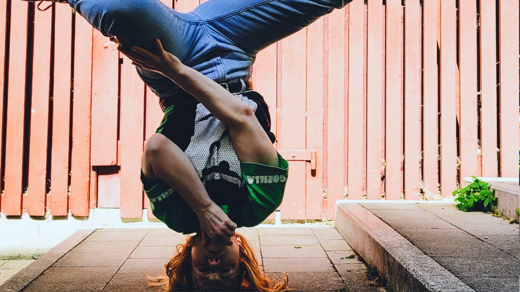 Ausschnitt: Jugendlicher bei einem Breakdance-Move.