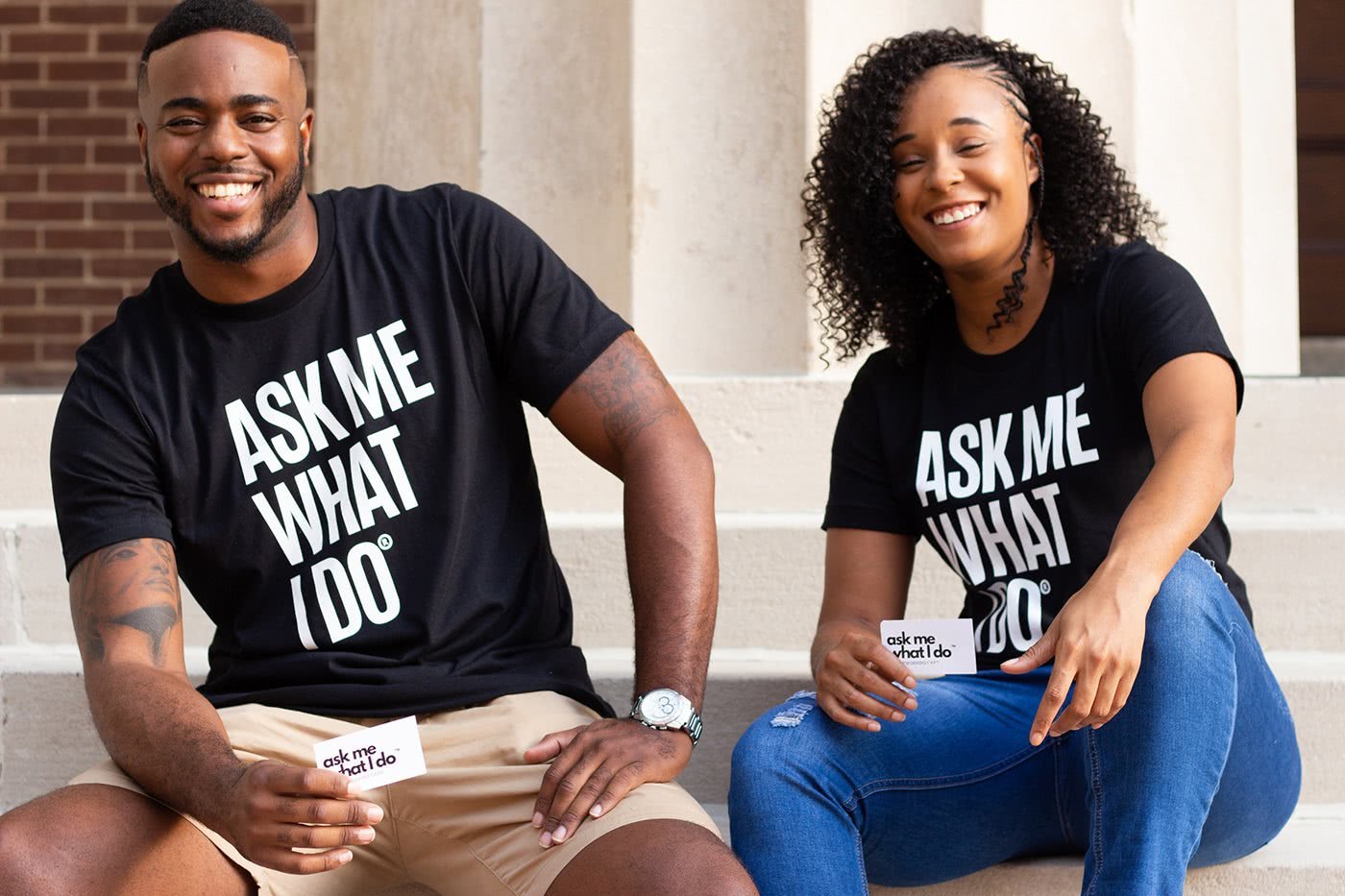 Ein Mann und eine Frau mit Zettel "Ask me what to do?"