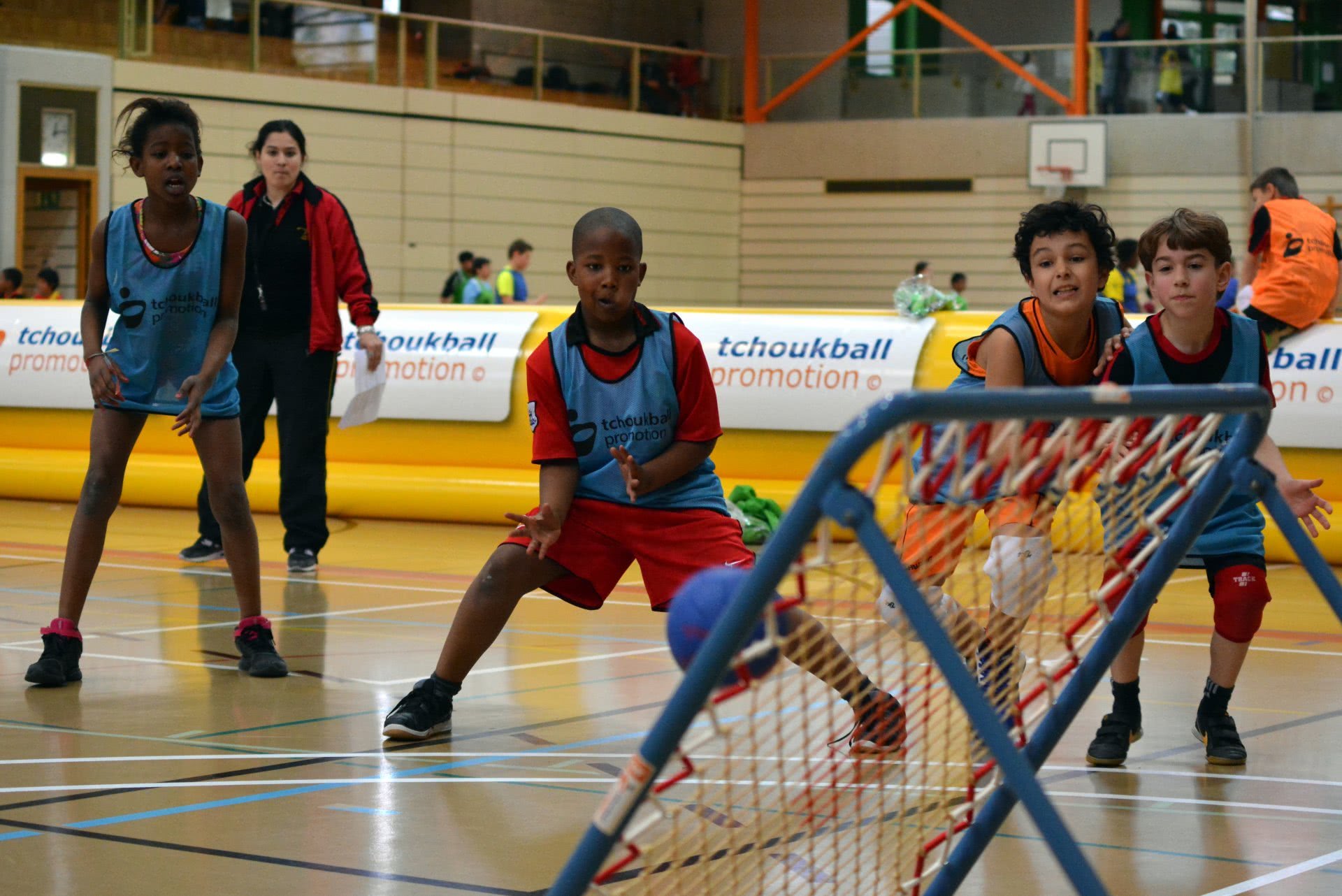 Photo: des enfants jouent au tchoukball.