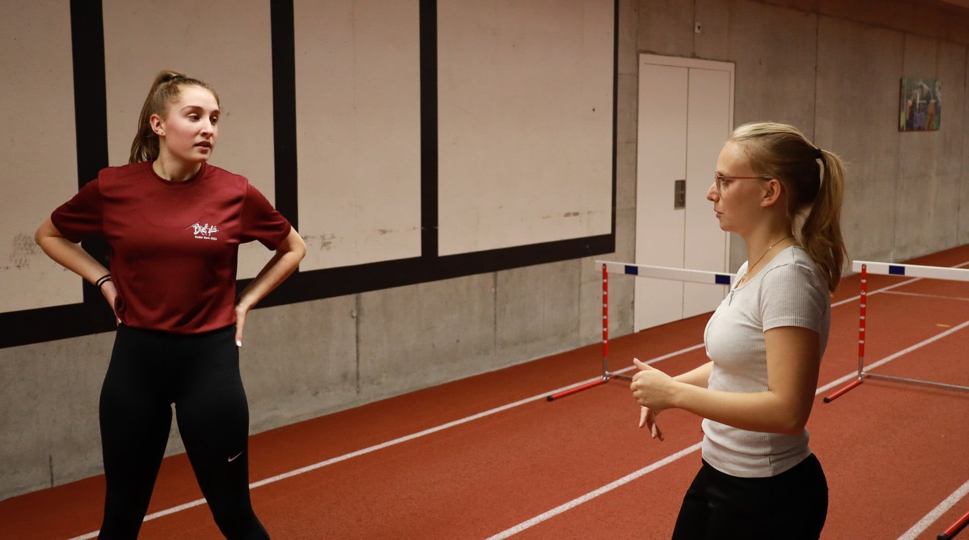 Deborah Fust im Gespräch mit einer Athletin.
