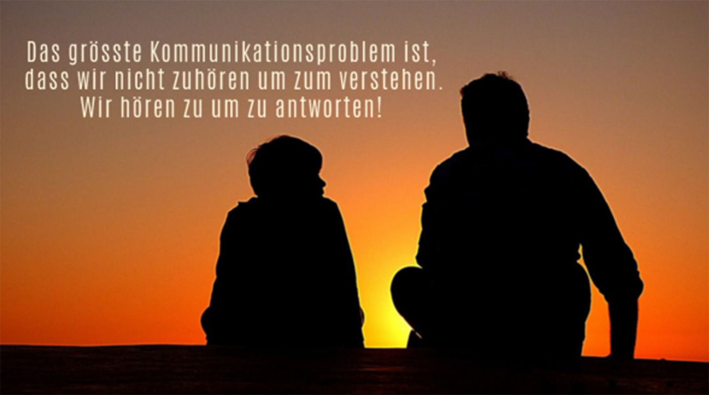 vater und sohn schauen in sonnenunterganz.