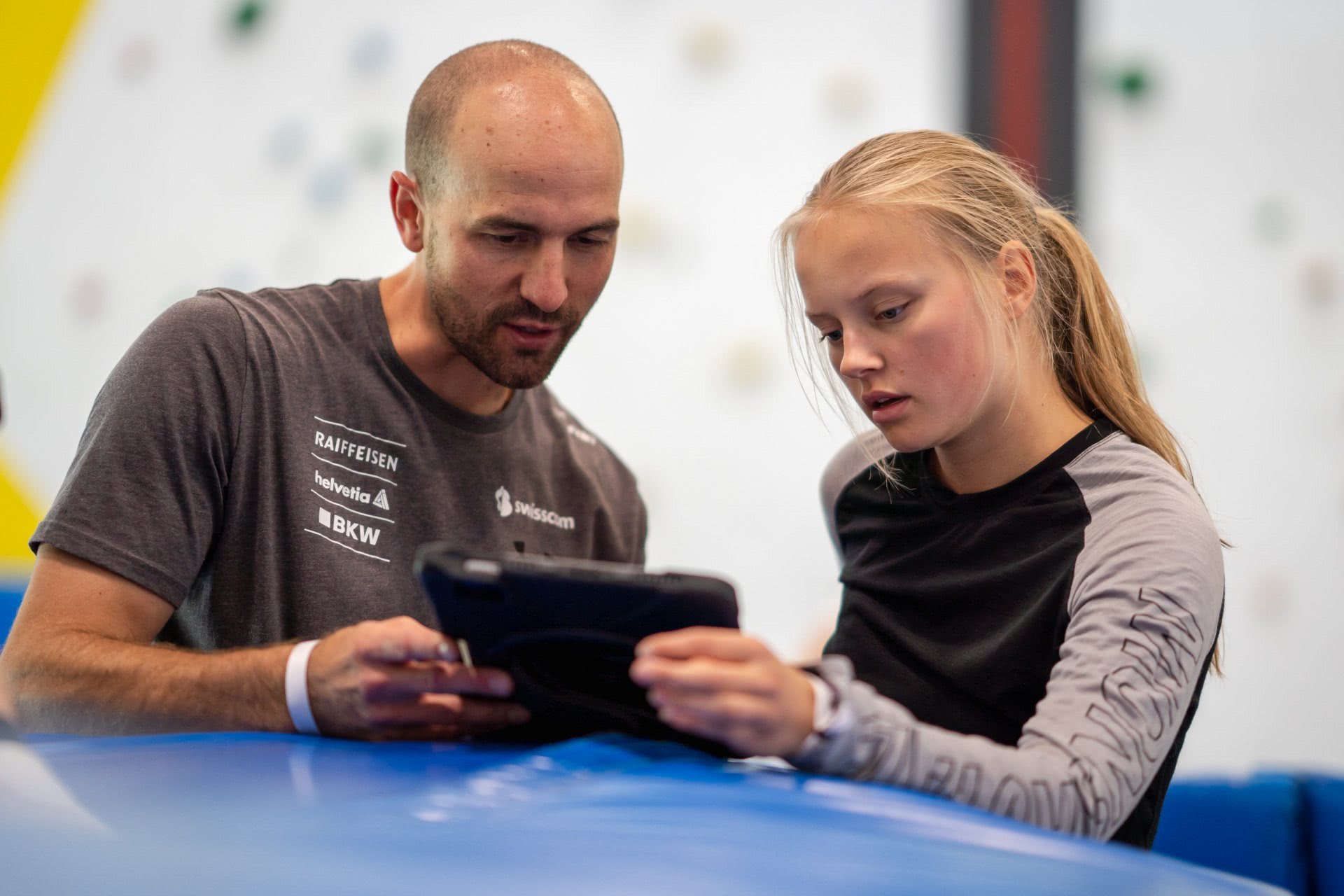Athleitin und Trainer im Gespräch.