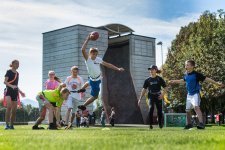 Jugendliche beim Spiel auf der CST-Wiese.
