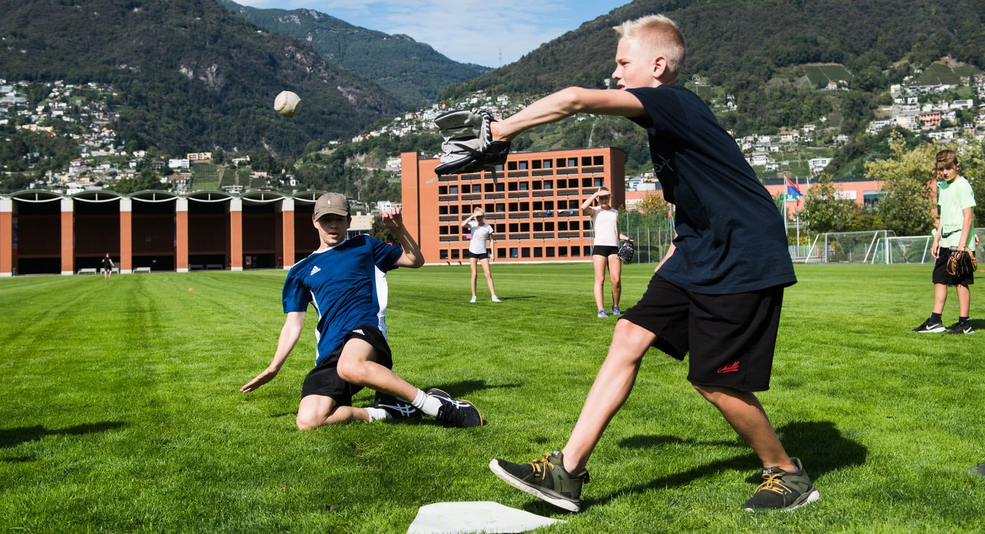 Jugendliche beim Baseballspiel auf der CST-Wiese.
