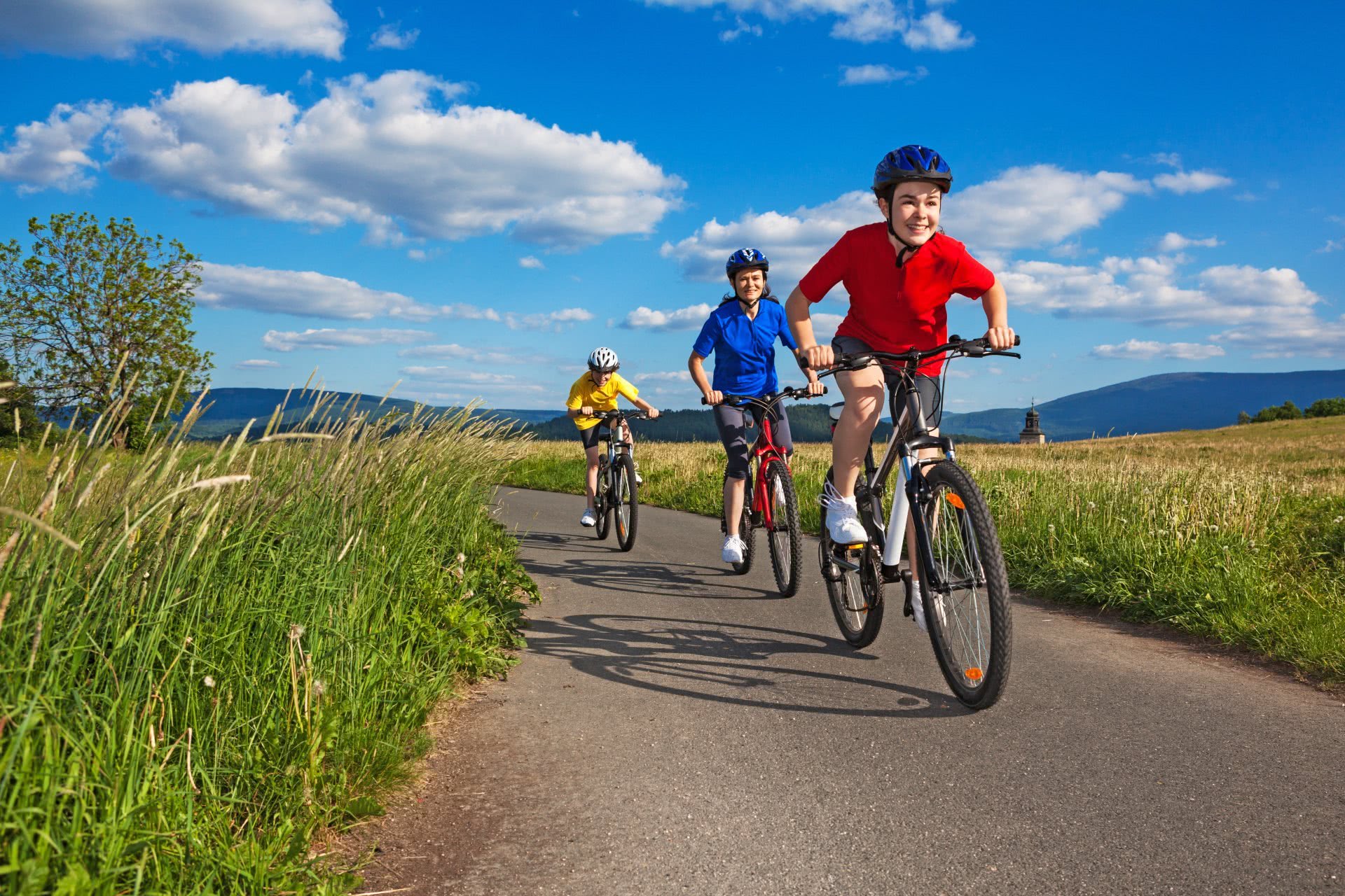 Schwerpunkt 04/2022: Velofahren – Unterricht gestalten: Jugendliche auf dem Velo auf einem Feldweg.