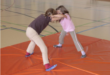 Jeux de lutte: Les enfants aiment se bagarrer